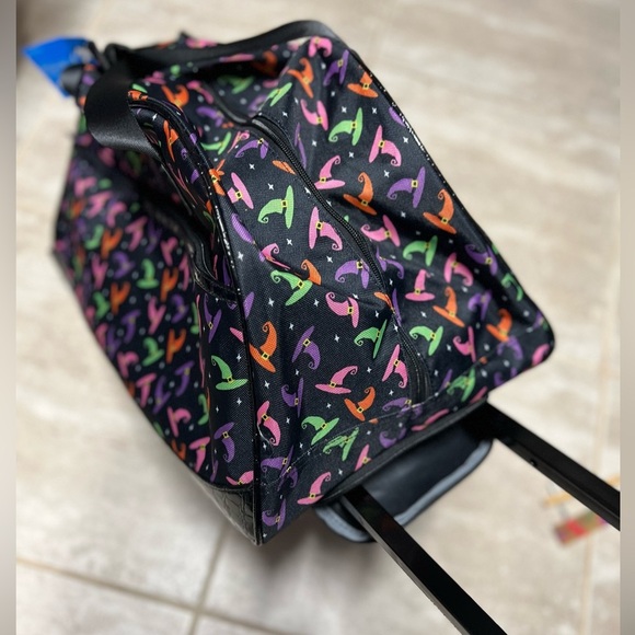 💚💜🩷NWT- SUPER CUTE WITCHES HAT ROLLING DUFFLE BAG💚💜🩷 - Picture 7 of 7